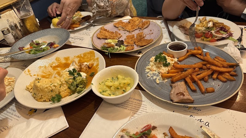 VakVarjú Restaurant